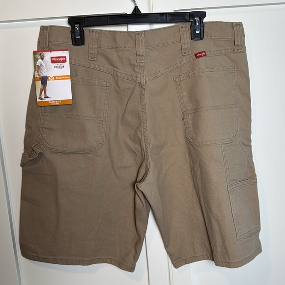 NWT-Wrangler Flex Fit carpenter shorts - Picture 2 of 8